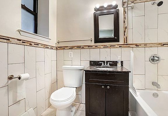 5th image of 381 Chauncey St APT 1