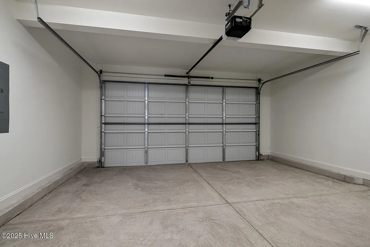 Building Photo - 516 Burgundy Dr