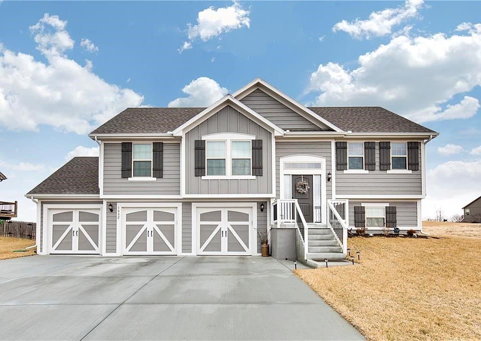 Beautiful Curb Appeal & 3 Car Garage