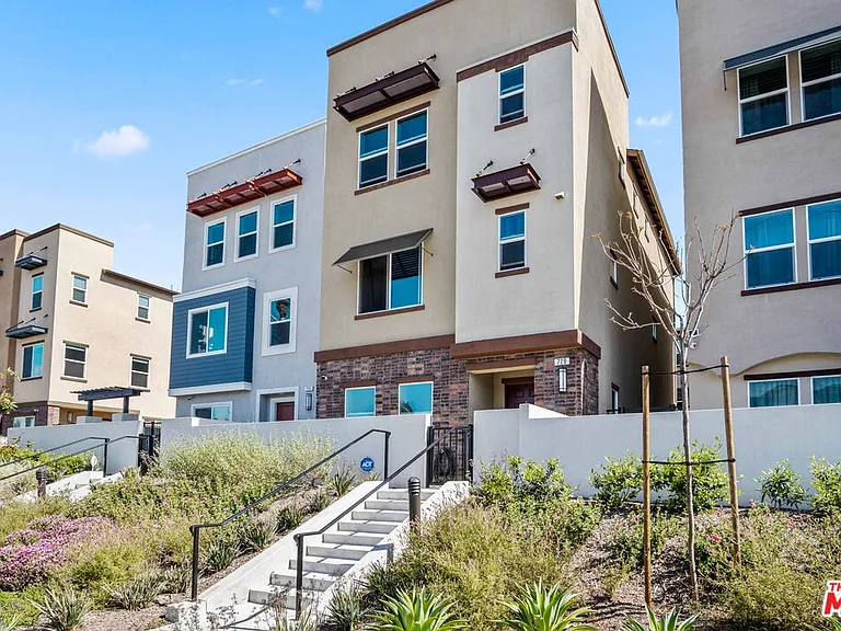 720 Grace Ave — Photo 40