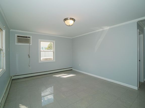 3rd image of 303 Lansdowne Ave