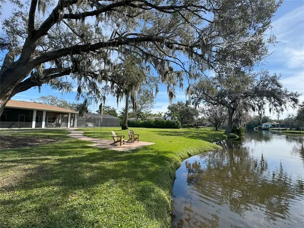 3230 E Forest Lake Dr, Sarasota, FL 34232