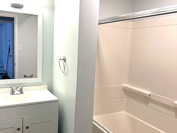 Full bathroom #1 with tub/shower combo