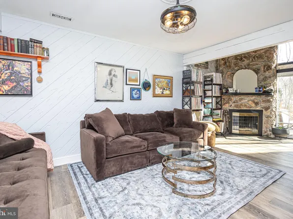 19 W Azalea Ln, Mount Laurel, NJ 08054
