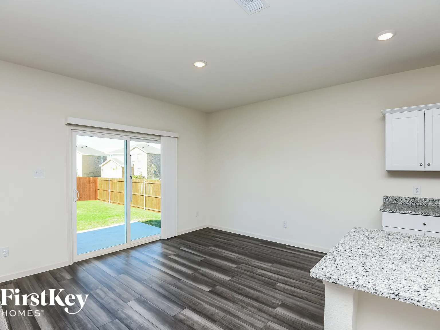 4 bed, 2.0 bath, 2401 sqft, $2,905 — Photo 4