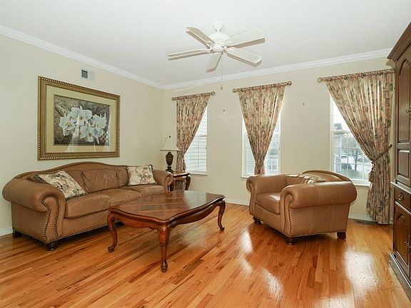 4th image of 46 Chelsea Dr #46