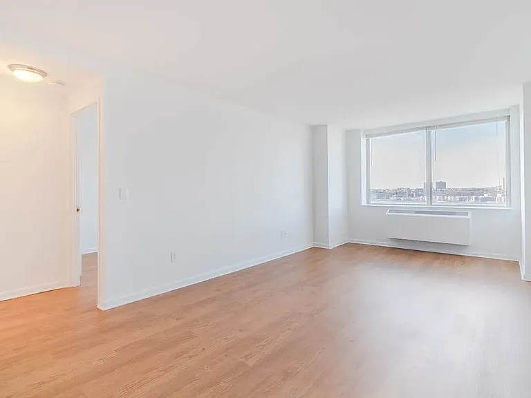180 Riverside Blvd #10V — Photo 59