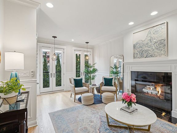 3rd image of 916 W Wrightwood Ave #1