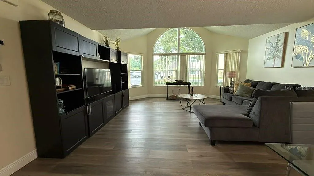 3 bed, 2.0 bath, 1220 sqft, $2,000 — Photo 3