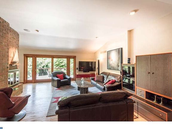 Stylish Great Room w/firepl.