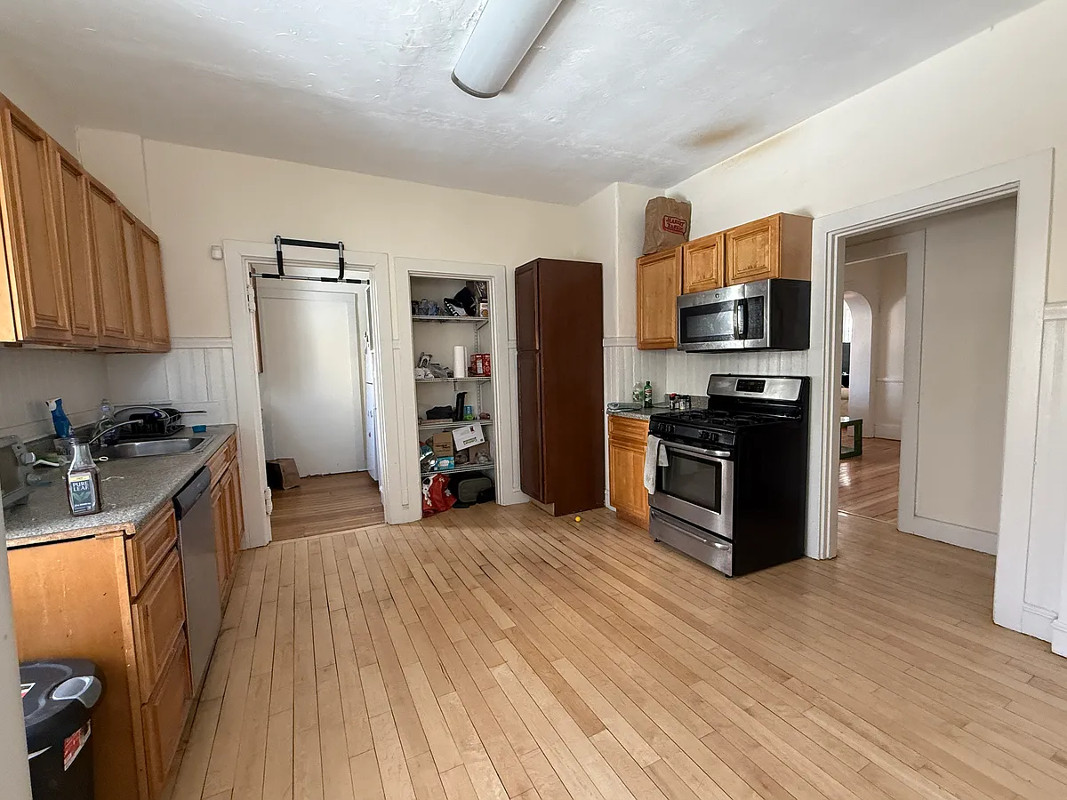 Building Photo - 12 Braemore Rd #4