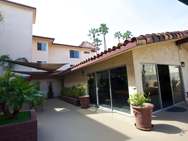 Chateau Garnet Apts. — Photo 20