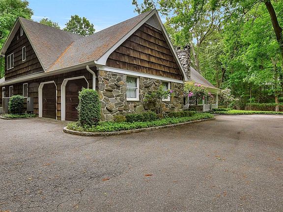 3rd image of 10 Valleywood Ct W