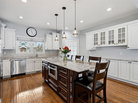 5th image of 75 Syosset Circle