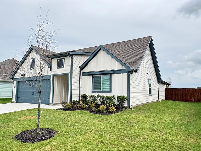 811 Orchid Way — Photo 3