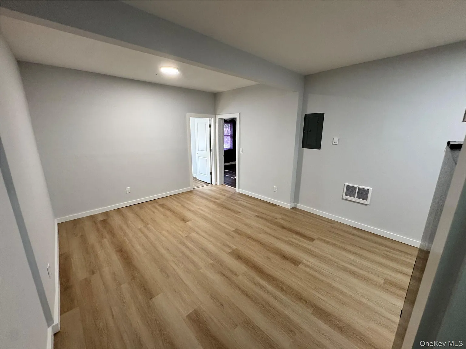 3 bed, 1.0 bath, 1300 sqft, $3,415 — Photo 4