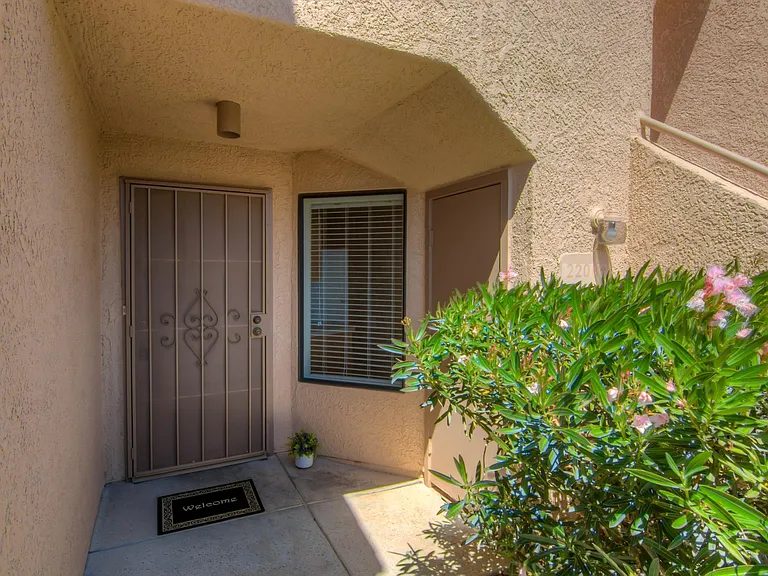 5675 N Camino Esplendora #2108 — Photo 10