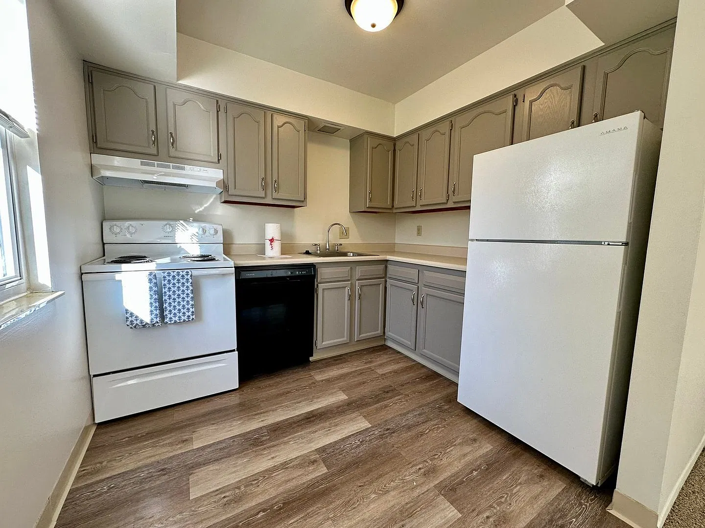North Hills 3 Bedroom Townhome! In-Unit Washer & Dryer + Equipped Kitchen with Dishwasher! Call T... — Photo 2