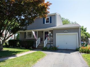 10 Sandy Hollow Dr, Waterford, CT 06385