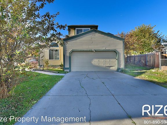 2nd image of 1569 N Baroness St