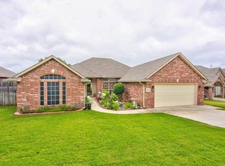 2056 Camelot Dr, Midwest City, OK 73130