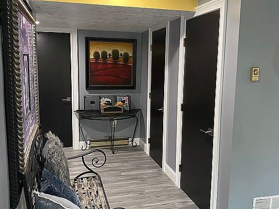Foyer toward bedrooms/closet