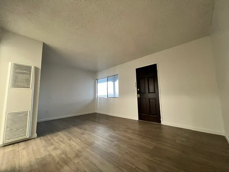 4006 Ingraham St #8 — Photo 2