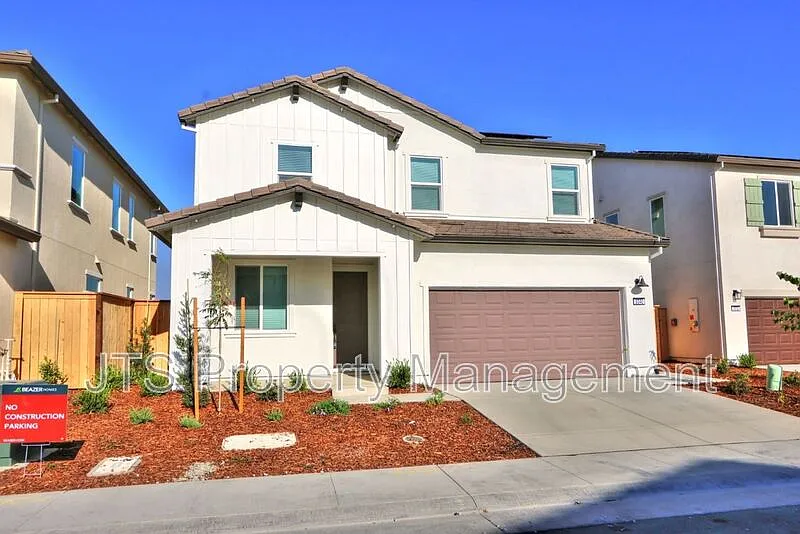 4 bed, 2.5 bath, 2100 sqft, $3,195 — Photo 2