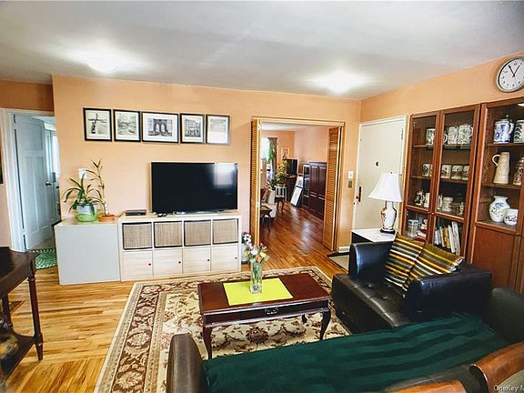 3rd image of 3 Leewood Cir APT 3L