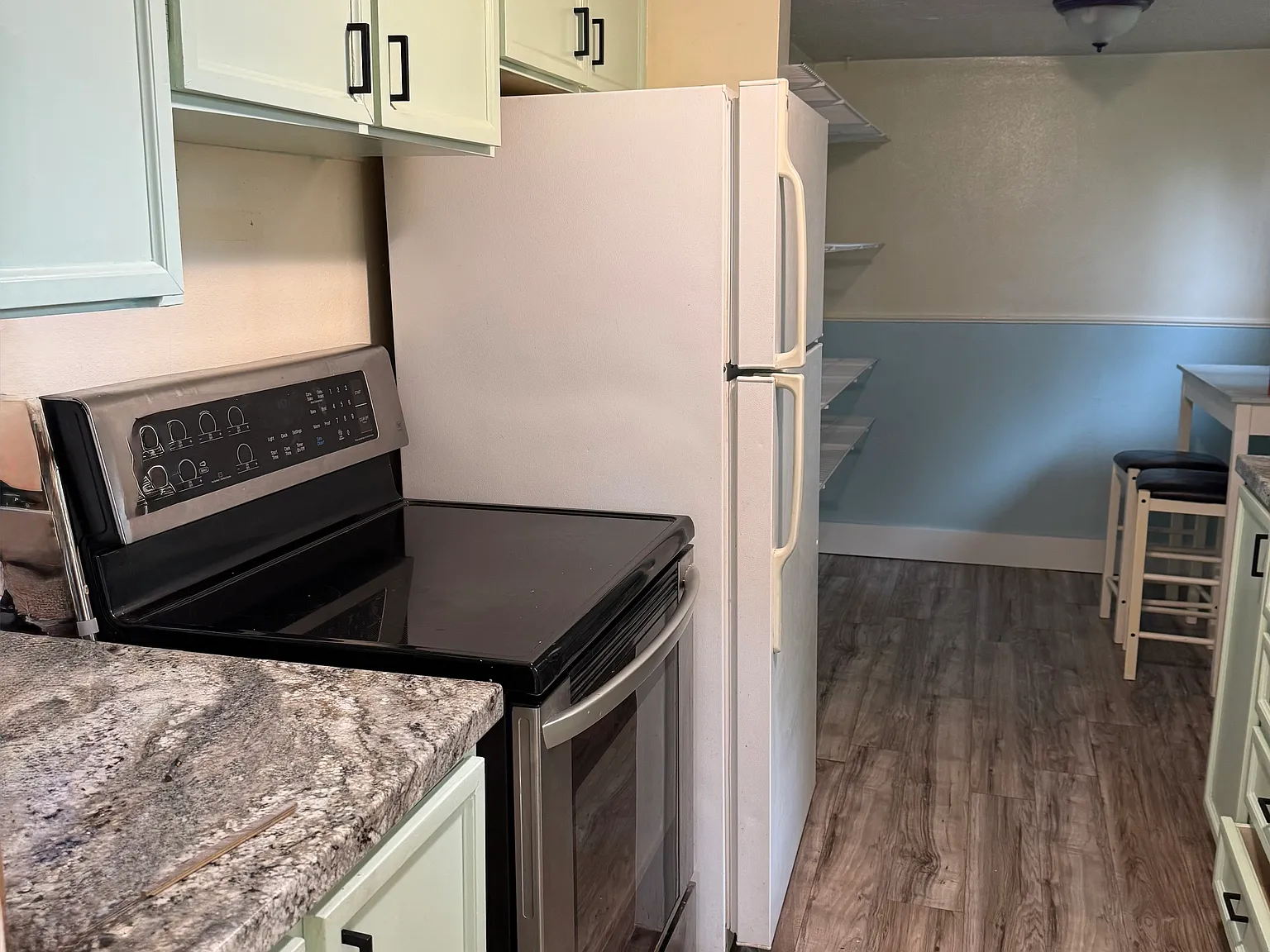2 bed, 2100 sqft, $975 — Photo 2