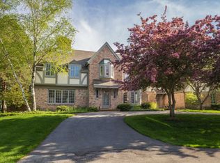 1560 E Goodrich Ln, Fox Pt, WI 53217