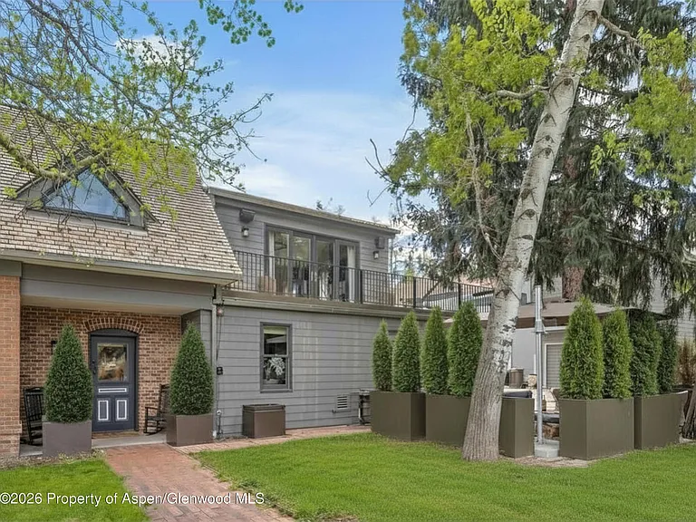 101 E Hallam St — Photo 56