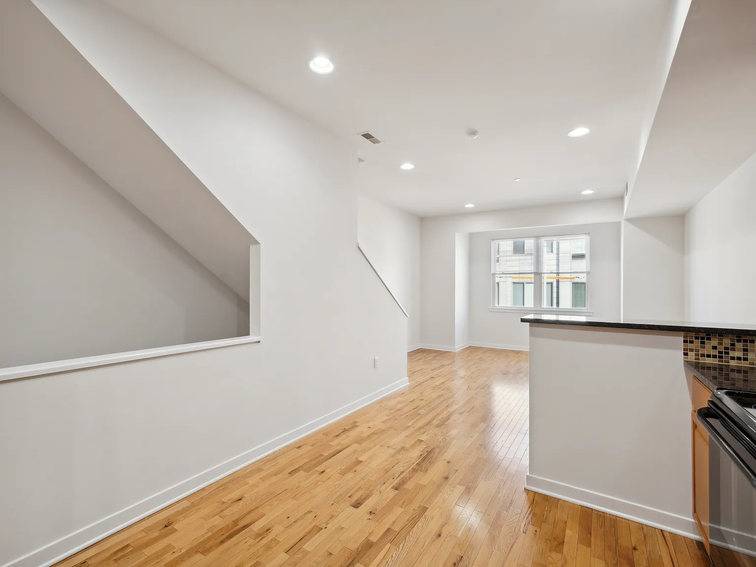 3 bed, 1652 sqft, $2,300 — Photo 2