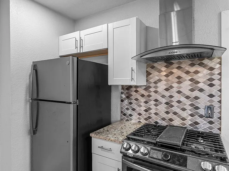 1119 Clinton St — Photo 14