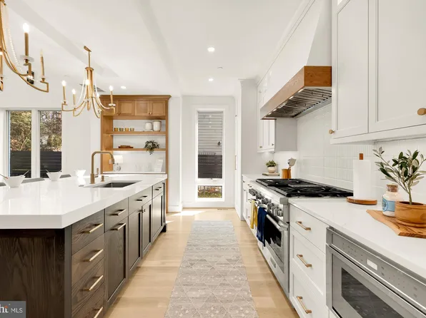 7009 Amy Ln, Bethesda, MD 20817