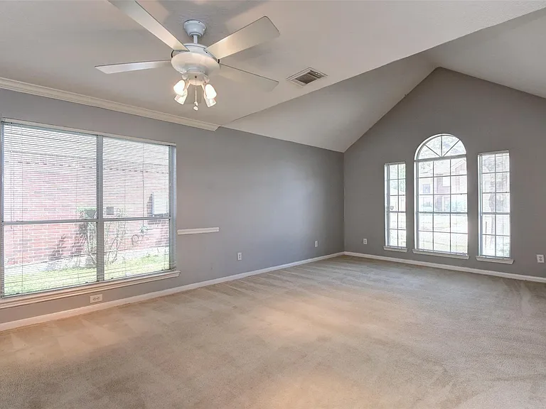 2114 Whirlaway Dr — Photo 9