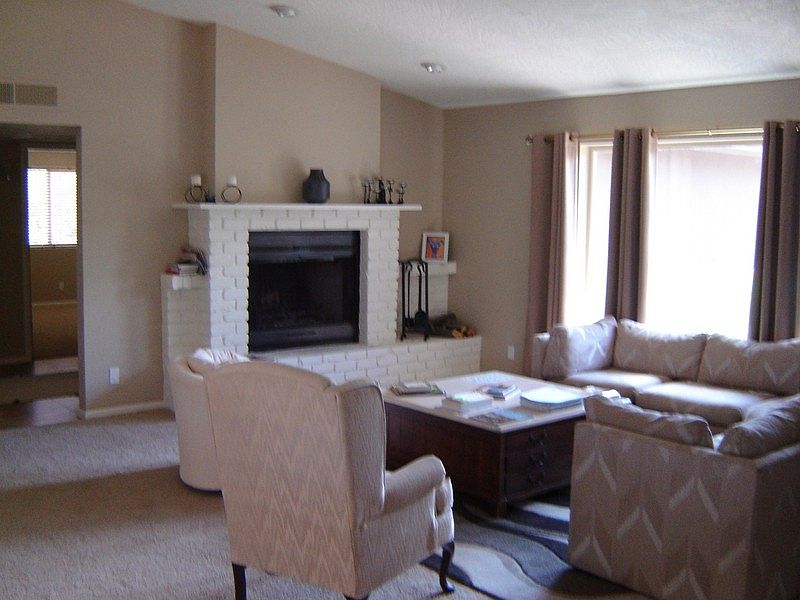 Living room
						:
						Large window