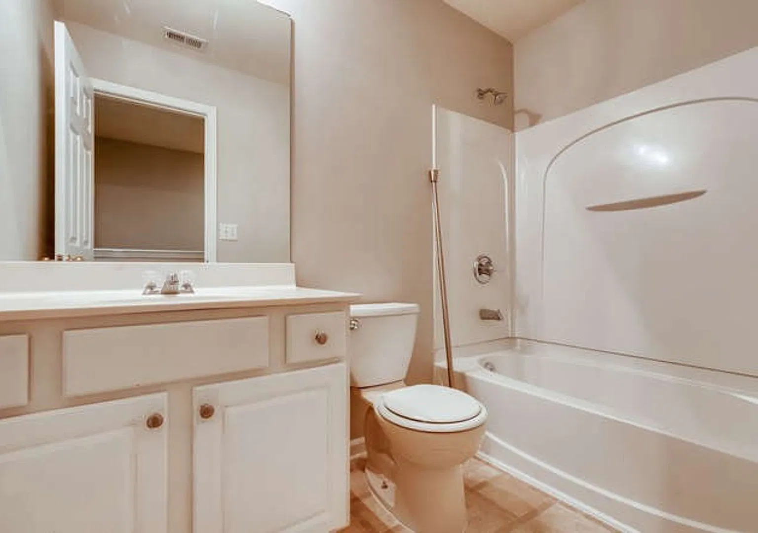3 Story - 4 Bedroom Modern Townhome — Photo 4