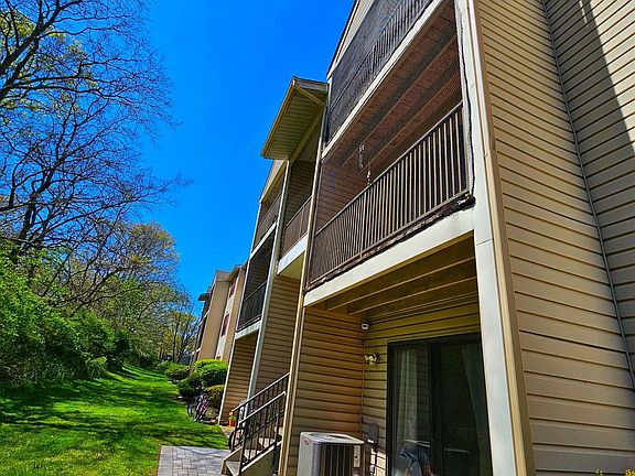 2nd image of 272 Hampshire Ct