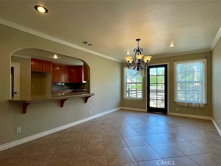 1049 Evergreen Ct — Photo 16