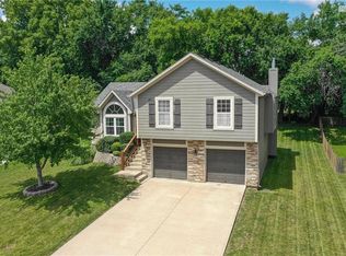 632 SE James Ct, Lees Summit, MO 64063