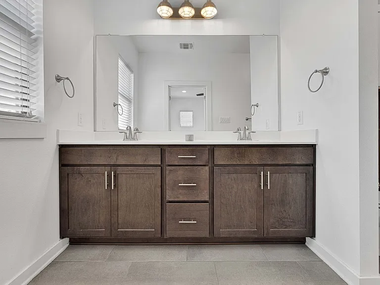 1162 N Olive St — Photo 21