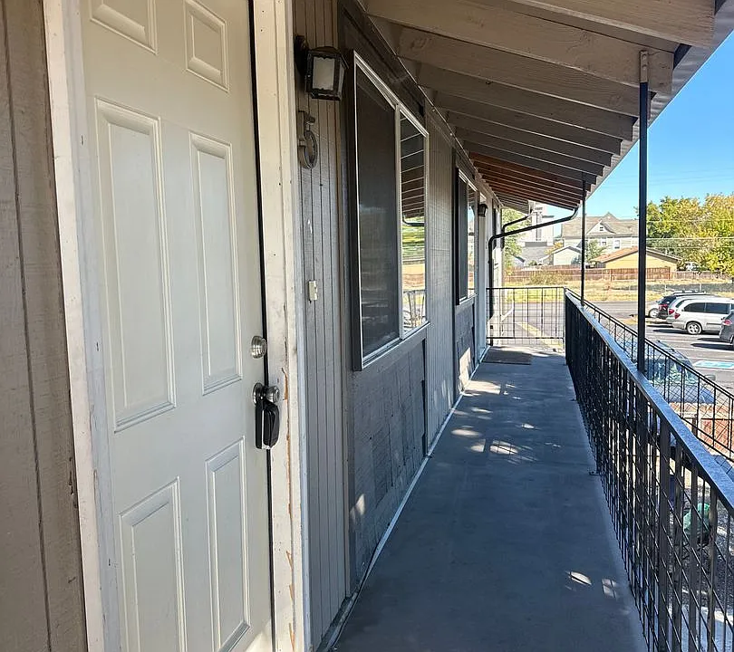 Deer St., 131 NW - 00131-DEER-00