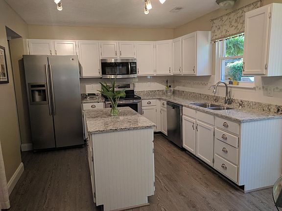 Kitchen - new quartz counter tops