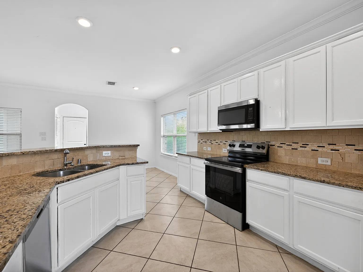 4 bed, 2.5 bath, 2500 sqft, $2,850 — Photo 4