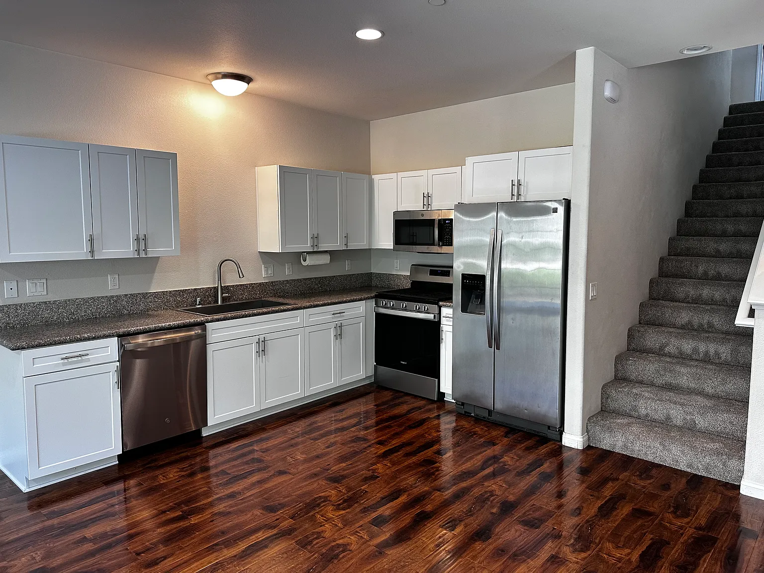 3 bed, 2.5 bath, 1675 sqft, $3,975 — Photo 2