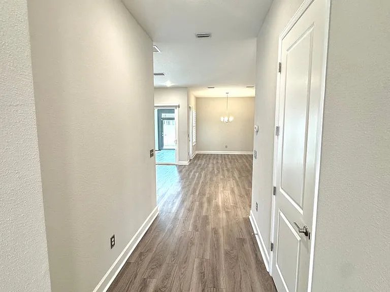 77 Park Center Ave — Photo 18