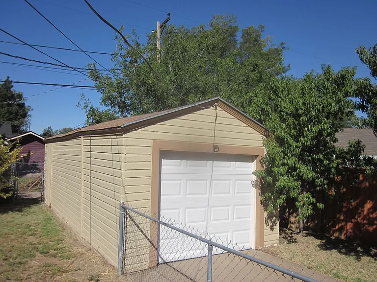 922 S Austin St — Photo 9