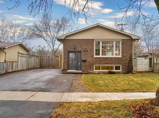 586 Chamberlain Rd, Burlington, ON L7L 2V5