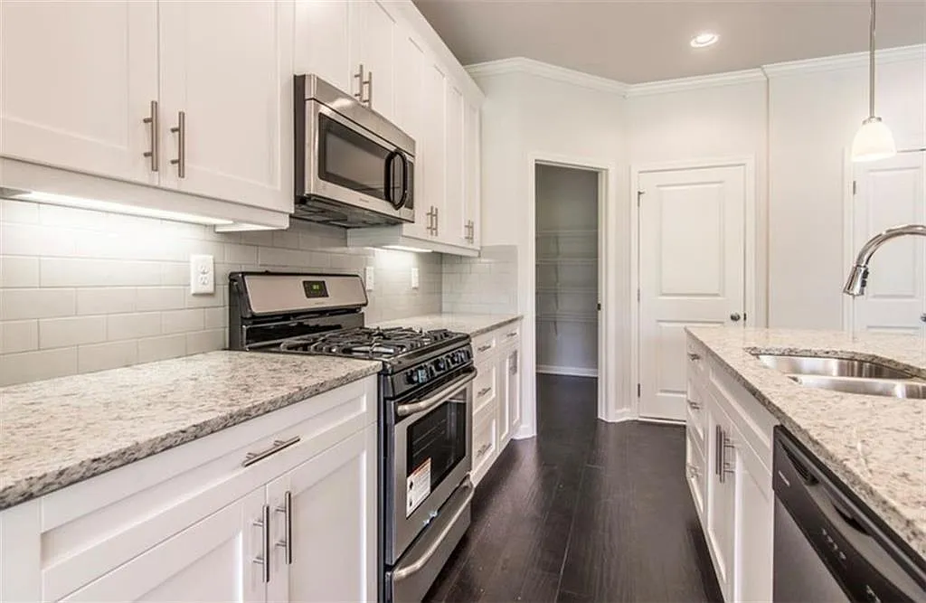 3 bed, 2.5 bath, 2074 sqft, $2,700 — Photo 4